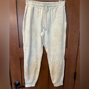 Vuori Performance Jogger, size XS, pale cream/gray with palm-like print.
